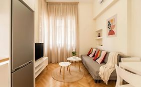 Modern Apt Next To Metro Panepistimio